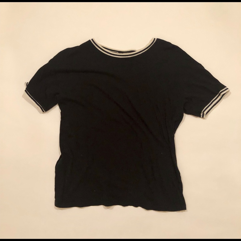 FOREVER 21 BLACK AND WHITE T-SHIRT